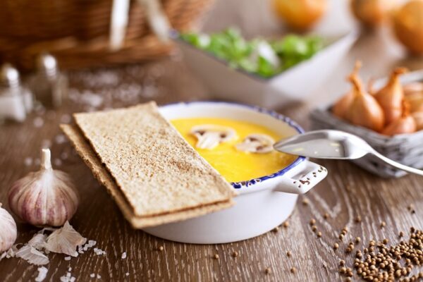 Хлебцы с луком и чесноком